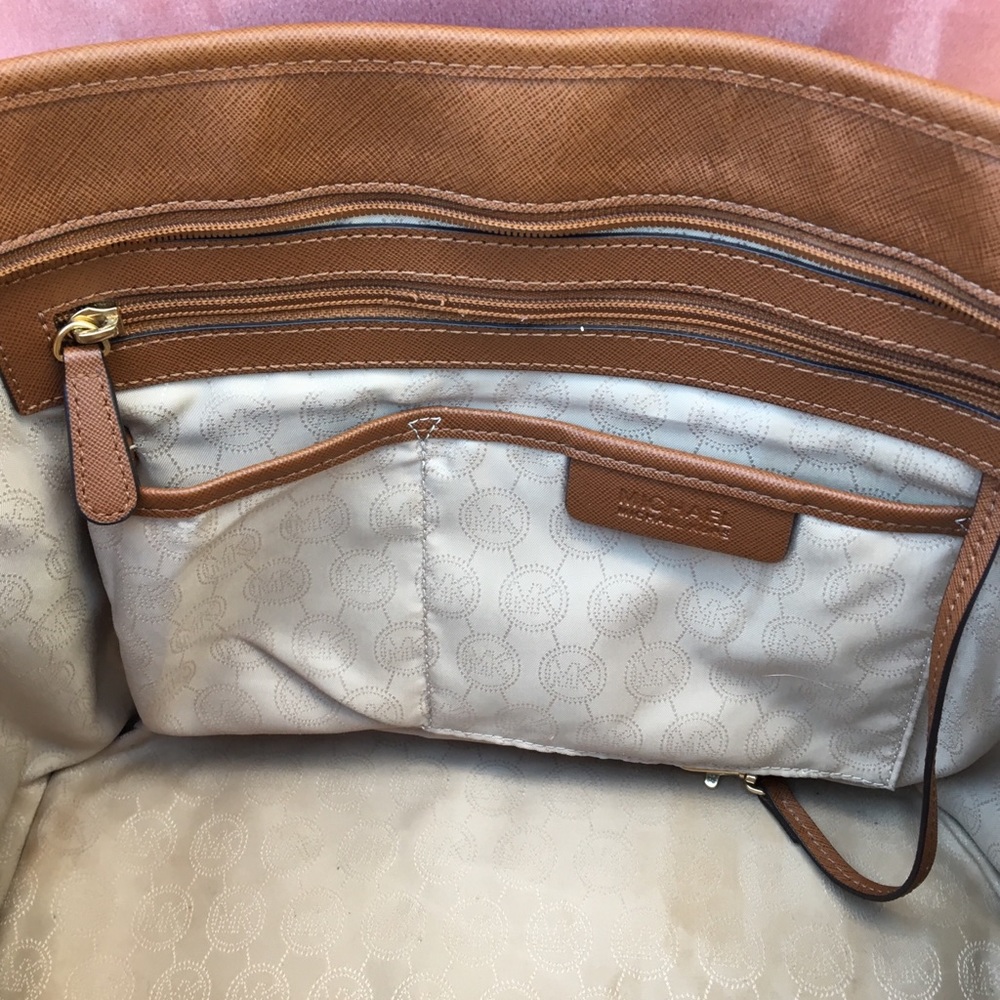 **SOLD**Host Pick! Michael Kors Saffiano Jet Set - Picture 3 of 8